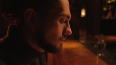 Bir gece barında genç bir adamın portresi. Bir adam kokteyl içer ve dinlenir..