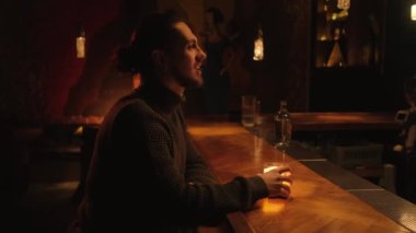 Bir gece barında genç bir adamın portresi. Bir adam kokteyl içer ve dinlenir..