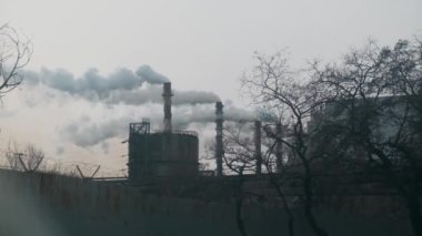 Endüstriyel metalurji fabrikası. Atmosfere duman emisyonu. Ekolojik felaket.