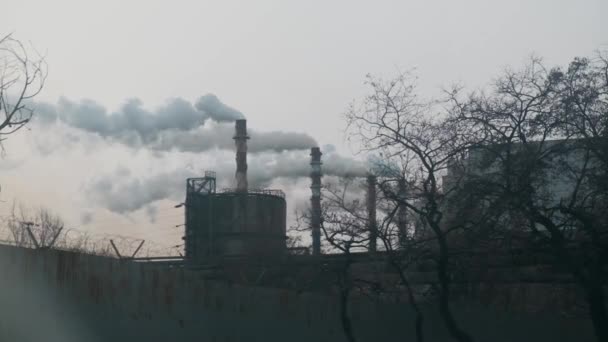 Instalação metalúrgica industrial. Emissão de fumo para a atmosfera. Catastrofia ecológica. — Vídeo de Stock