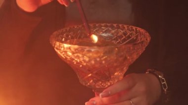 Suda balmumu üzerine sihirli kehanet. Psişik görüş, falcı ve ritüel..