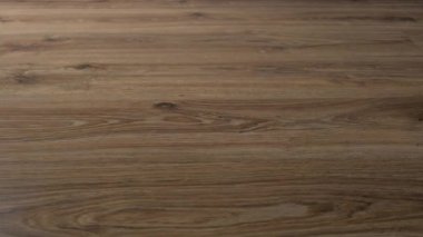 Bir bardak su yere yakın planda düşer. Süper yavaş çekim.