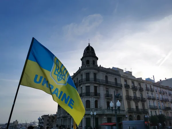 İspanya 'daki bir binanın arka planında Ukrayna bayrağı.