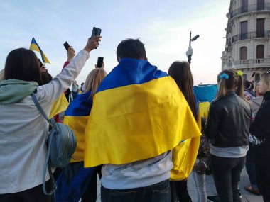 Tarragona, İspanya - 10 Nisan 2022: Ukrayna bayrağı savaşa karşı ülkelerin desteğinin bir göstergesi olarak.