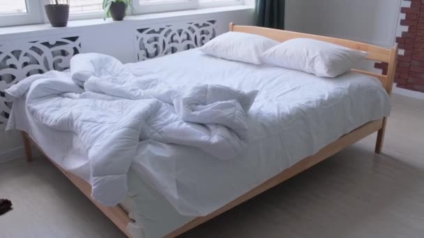 Wit beddengoed in bed in een lichte kamer gedurende de dag. — Stockvideo