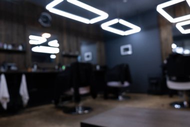 Siyah tarzı ve lambalı bir berber dükkanının bulanık fotoğrafı..