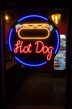 Vitrindeki barda işaret tabelalı neon sosisli sandviç.