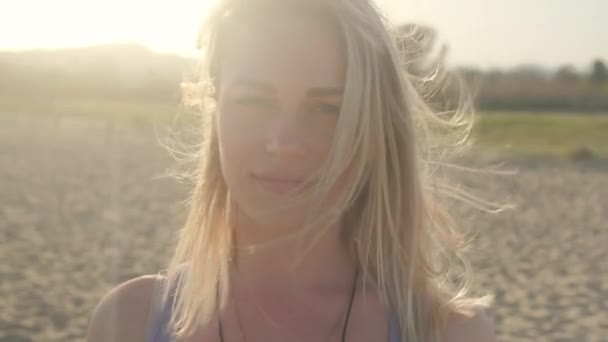 Retrato de una hermosa chica en un soleado día de verano. Feliz rubia sonríe y se regocija. — Vídeo de stock