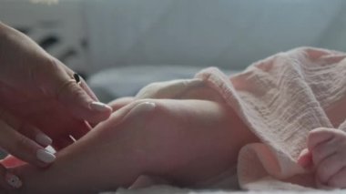 Annem bebeğe bakıyor ve nemlendirici sürüyor..