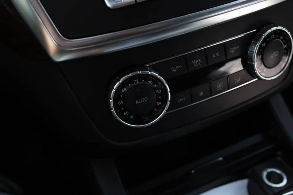 Encendiendo el aire acondicionado de un coche en el panel de control climático . — Foto de Stock