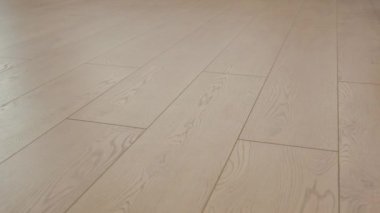 Zemin gün ışığında kahverengi kaplamalı..