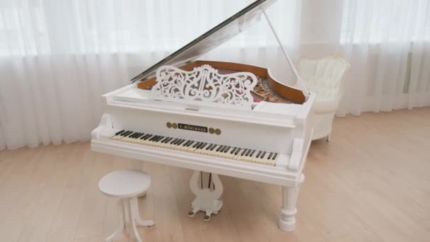 Kiev, Ukrayna - 27 Mart 2022: Açık arkaplan üzerinde beyaz kuyruklu piyano. — Stok video