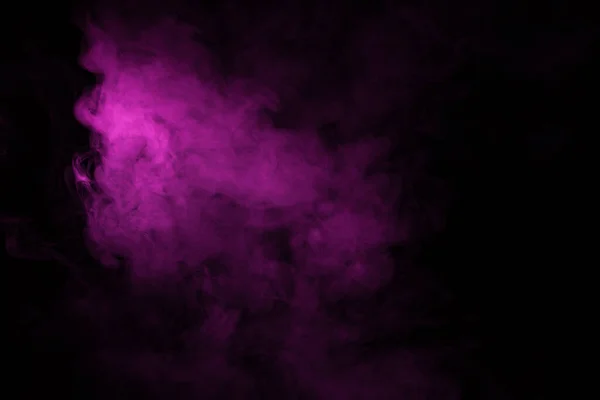 Bunte Rauchschwaden in Großaufnahme auf schwarzem Hintergrund. Verwischte rosa Rauchwolke. — Stockfoto