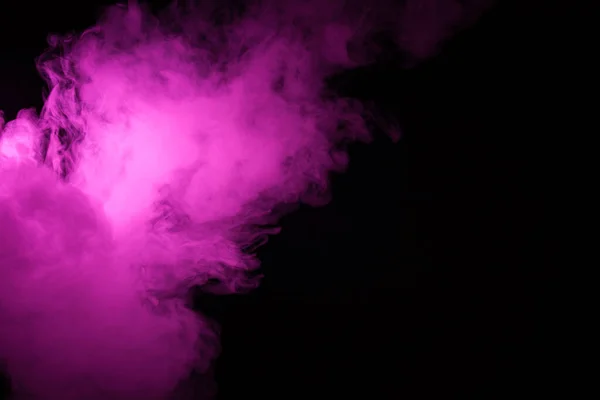 Humo colorido de cerca sobre un fondo negro. Nube rosa borrosa de humo. — Foto de Stock