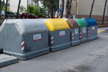 Tarragona, İspanya 24 Nisan 2022: Ayrı çöp yığınları için büyük konteynırlar. Plastik, organik, cam, kağıt