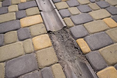 Kırık döşeme levhaları. Düşük kalite dökülmesine neden olur..