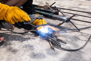 Kapalı bir evde kaynakçılık işi..