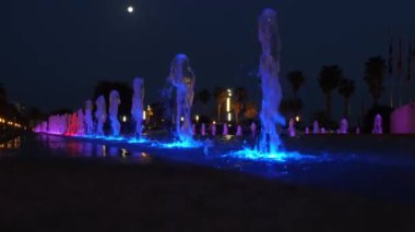 Gece şehrindeki güzel renkli çeşme.