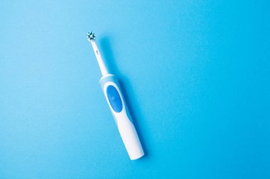 Mavi izole arkaplanda akıllı elektrikli diş fırçası.