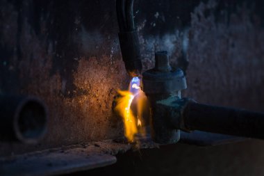 İşçi Black Metal 'in yakın çekim görüntülerini kesip mayalıyor.