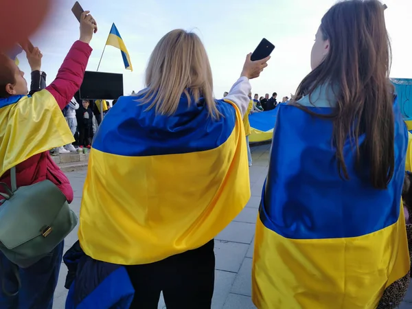 Tarragona, İspanya - 10 Nisan 2022: Ukrayna bayrağı savaşa karşı ülkelerin desteğinin bir göstergesi olarak.