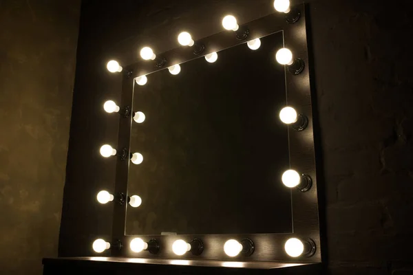 Antiker Spiegel mit Lampen in Nahaufnahme auf schwarzem Hintergrund. — Stockfoto