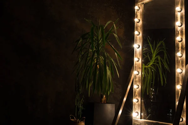 Toilettenspiegel steht auf einem Holzboden mit Glühbirnen zur Beleuchtung. — Stockfoto