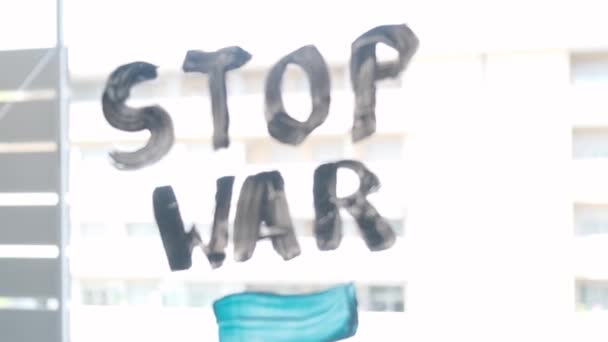 Watercolor inscription stop war and Ukrainian flag on the window glass. — ストック動画