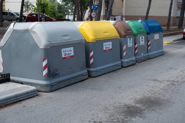 Tarragona, İspanya 24 Nisan 2022: Ayrı çöp yığınları için büyük konteynırlar. Plastik, organik, cam, kağıt