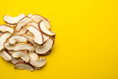 Sarı arka planda kurumuş elma. Yakın plan..