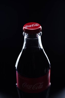 Kiev, UKRAINE - 12 Ocak 2017: Siyah arka planda cam Coca Cola şişesi
