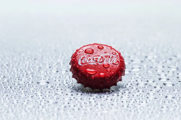 Kiev, UKRAINE - 12 Ocak 2017: Coca-Cola 'nın gri arkaplandaki su damlacıklarıyla klasik kapağı.