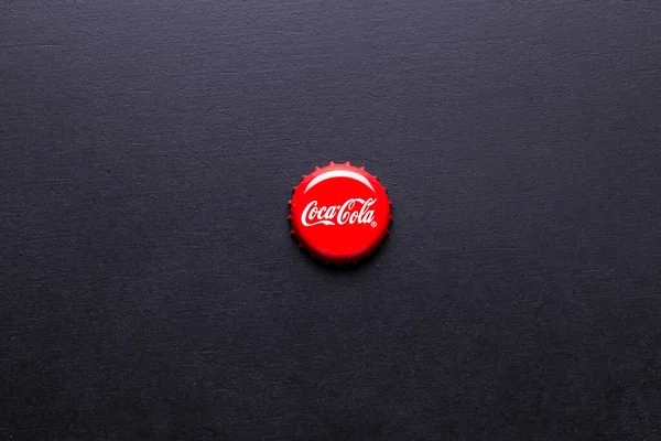 Kiev, UCRÂNIA - 28 de janeiro de 2019: close-up clássico da Coca-cola. Coca cola cap em um fundo preto. — Fotografia de Stock