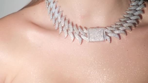 Halsband bijouterie på flickorna hals närbild på en mörk bakgrund. — Stockvideo