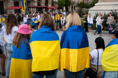 Tarragona, İspanya - 10 Nisan 2022: Ukrayna bayrağı savaşa karşı ülkelerin desteğinin bir göstergesi olarak.