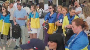 Tarragona, İspanya - 15 Mayıs 2022 Ukraynalılar Ukrayna bayraklarıyla yapılan savaşı protesto ettiler. İnsanlar Ukrayna 'yı desteklemek için mitinge gitti..