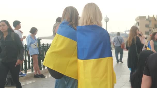 Tarragona, Spanien - Am 15. Mai 2022 protestieren Ukrainer mit ukrainischen Flaggen gegen den Krieg. Menschen nahmen an der Kundgebung zur Unterstützung der Ukraine teil. — Stockvideo