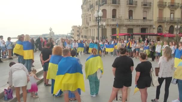 Tarragona, Spanien - Am 15. Mai 2022 protestieren Ukrainer mit ukrainischen Flaggen gegen den Krieg. Menschen nahmen an der Kundgebung zur Unterstützung der Ukraine teil. — Stockvideo
