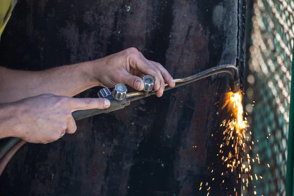 Arbeiter schneidet und braut Schwarzmetall Nahaufnahme — Stockfoto