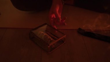 Sandarova aroma çubuğunu yakından çek. Meditasyon sırasında yanan mum ve duman.