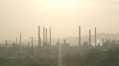 Kimyasal tesis çevreyi kirletiyor. Akşam güneşi batıyor..