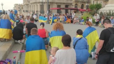 Tarragona, İspanya - 15 Mayıs 2022: Ukraynalılar Ukrayna bayraklarıyla yapılan savaşı protesto ettiler. İnsanlar Ukrayna 'yı desteklemek için mitinge gitti..