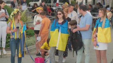 Tarragona, İspanya - 15 Mayıs 2022 Ukraynalılar Ukrayna bayraklarıyla yapılan savaşı protesto ettiler. İnsanlar Ukrayna 'yı desteklemek için mitinge gitti..