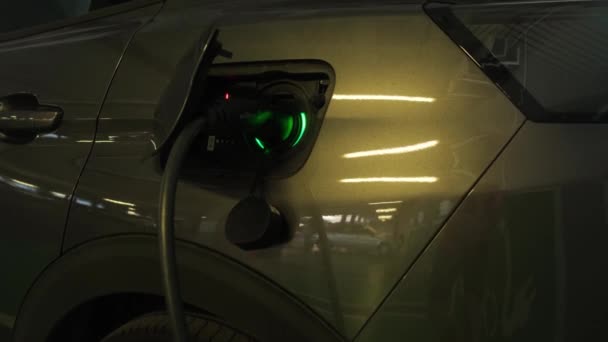 Tarragone, Espagne - 26 mai 2022 : Fermeture de la station-service automobile. Chargement de voiture dans le parking. — Video