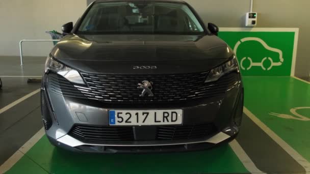 Tarragone, Espagne - 26 Mai 2022 : Peugeot 3008 voiture électrique dans le parking. — Video