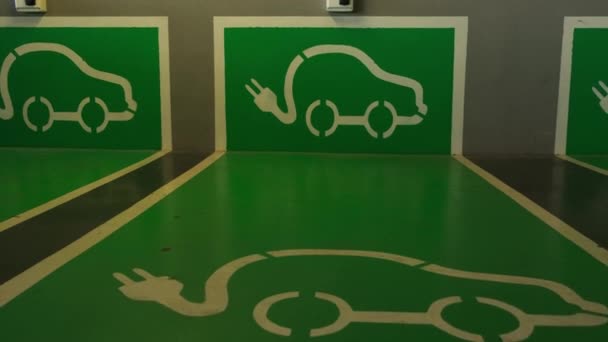 Электрический автомобиль обозначенное место парковки — стоковое видео
