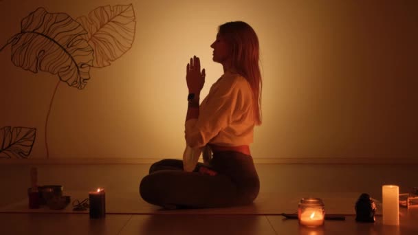 Blond Flicka Lotusposition Skymningen Medan Bränner Ljus Mattan Yoga Och — Stockvideo