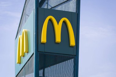 McDonalds logosu. McDonalds dünyanın en büyük hamburger fast food restoranları zinciri.