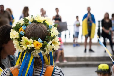 Tarragona, İspanya... 15 Mayıs 2022: Ukrayna çelengi kızların kafasında.