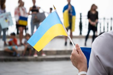 Tarragona, İspanya... 10 Nisan 2022 Ukrayna bayrağı savaşa karşı düzenlenen mitingde bir kadının elinde.